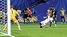 Julian Alvarez z Argentiny zakon�uje na bránu Pickforda.