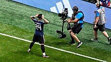 Lautaro Martínez oslavuje gól proti Anglii.