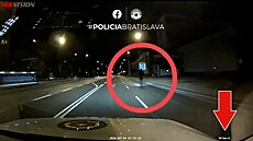 Bratislav�tí policisté pronásledovali mladíka na kolob�ce, který jel p�es 100...