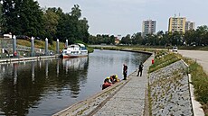 V �eských Bud�jovicích pátrá policie po mu�i, který sko�il z Dlouhého mostu do...