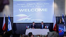 Ministr zahrani�í Petr Macinka se po boku svého izraelského prot�j�ka Gideona...