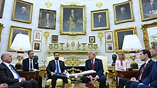 Irácký premiér Alí Zajdí p�i setkání s americkým prezidentem Donaldem Trumpem v...