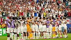 Fotbalisté Anglie se radují se svými fanou�ky z postupu do semifinále MS.
