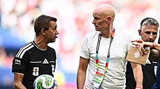 Norský trenér Stale Solbakken diskutuje o polo�ase s rozhod�ím Clementem...