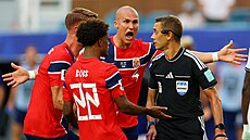 Nor�tí fotbalisté se zlobí kolem sudího Clementa Turpina.