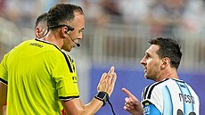 Portugalský sudí Joao Pinheiro diskutuje s Lionelem Messim.