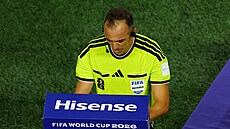 Rozhod�í Joao Pinheiro zkoumá u monitoru simulování Breela Embola.