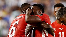 Denis Zakaria ut�uje bre�ícího Breela Embola.