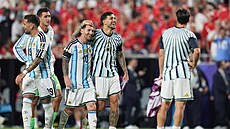 Argentinci postupují do semifinále MS, Leandro Paredes objímá Lionela Messiho.