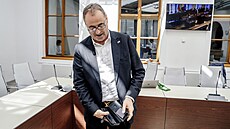 Jednání Poslanecké sn�movny. Boris ��astný ukazuje náhradní nahrávací za�ízení....