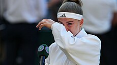 Zklamaná Karolína Muchová po porá�ce ve finále Wimbledonu.
