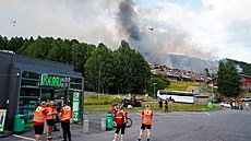 Po�ár u Drammenu na jihu Norska zni�il p�es 100 dom�. (17. �ervence 2026)