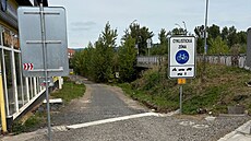 Cesta vedoucí k pozemku byla podle Zde�ka Bartoní�ka d�íve bez omezení. Te� po...