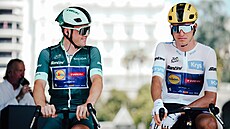 Mads Pedersen a Mathias Vacek na startu 6. etapy Tour.