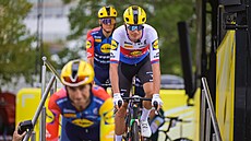 Mathias Vacek sjí�dí z pódia pro prezentaci tým� p�ed 7. etapou Tour.