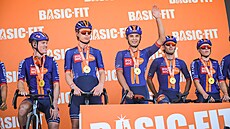 Pavel Bittner zdraví fanou�ky na startu 9. etapy Tour.