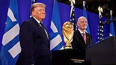 Americký prezident Donald Trump a prezident FIFA Gianni Infantino na spole�né...