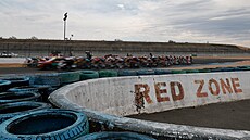 Peloton projí�dí závodním okruhem Magny-Cours na startu 12. etapy Tour.