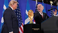 Donald Trump naslouchá proslovu Gianniho Infantina.