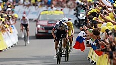 Remco Evenepoel p�ijí�dí do cíle 15. etapy Tour de France p�ed Tadejem...
