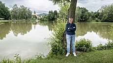 Starosta Michal Vin� u rybníku Vratislav.