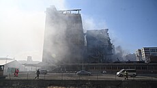 Druhý den zasahují hasi�i u devastujícího po�áru 34. budovy ba�ovského areálu...