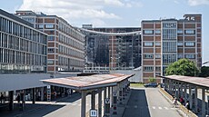 Hasi�i pátý den prolévají trosky 34. budovy ba�ovského areálu ve Zlín�, která...