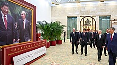 �ínský prezident Si �in-pching svému ruskému prot�j�ku Vladimiru Putinovi p�i...