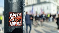 Nálepka proti ukrajinskému nacionalistickému lídrovi Stepana Bandery na pochodu...