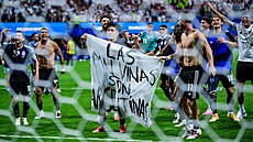 Fotbalisté Argentiny oslavují postup do finále mistrovství sv�ta i s...