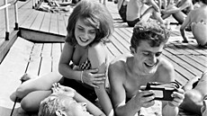 Na plovárn� na �ofín� v Praze b�hem letní ned�le v roce 1963.