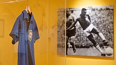 Pelého dres z finále MS 1958 v auk�ní síni Sotheby.