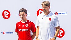 Trenér Jan Trousil a kapitán Vojt�ch Patrák ukazují nové pardubické logo.