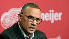 Generální mana�er hokejist� Detroitu Steve Yzerman.