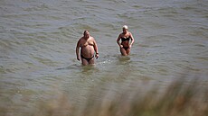 Rusové se koupou v Azovském mo�i. Snímek pochází z vesnice Ku�ugury. (15....