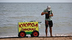 Rusové relaxují na plá�ích u Azovského mo�e. Snímek pochází z vesnice Ku�ugury....