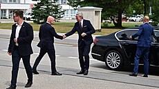 Generální �editel �EZ Daniel Bene� se p�ed Temelínem vítá s ministrem pr�myslu...