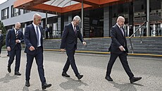 Na tiskovou konferenci mí�í zleva �editel SÚJB �t�pán Kochánek, jiho�eský...