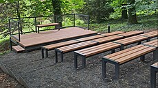 V Zámecké zahrad� vyrostl drobný amfiteátr, ve kterém se mohou d�ti s lektorem...