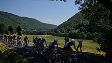 Závodníci na trati b�hem 10. etapy Tour de France.