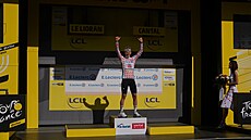Slovinský cyklista Tadej Poga�ar oslavuje na stupních vít�z� triumf na 10....