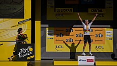 Slovinský cyklista Tadej Poga�ar oslavuje triumf na 10. etap� Tour de France.