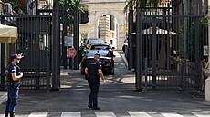 Italská policie hlídkuje p�ed velvyslanectvím Spojených stát� v �ím�, kde se v...
