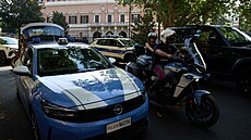 Italská policie hlídkuje p�ed velvyslanectvím Spojených stát� v �ím�, kde se v...
