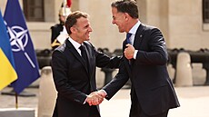 Francouzský prezident Emmanuel Macron a generální tajemník NATO Mark Rutte na...