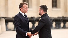 Francouzský prezident Emmanuel Macron a ukrajinský prezident Volodymyr...