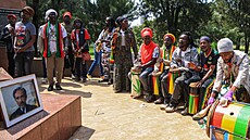 Rastafariáni se v Nairobi shromá�dili p�ed soudní budovou Milimani poté, co...