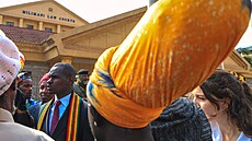 Rastafariáni se v Nairobi shromá�dili p�ed soudní budovou Milimani poté, co...