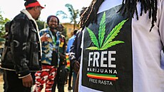 Rastafariáni se v Nairobi shromá�dili p�ed soudní budovou Milimani poté, co...