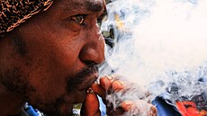 Rastafariáni se v Nairobi shromá�dili p�ed soudní budovou Milimani poté, co...